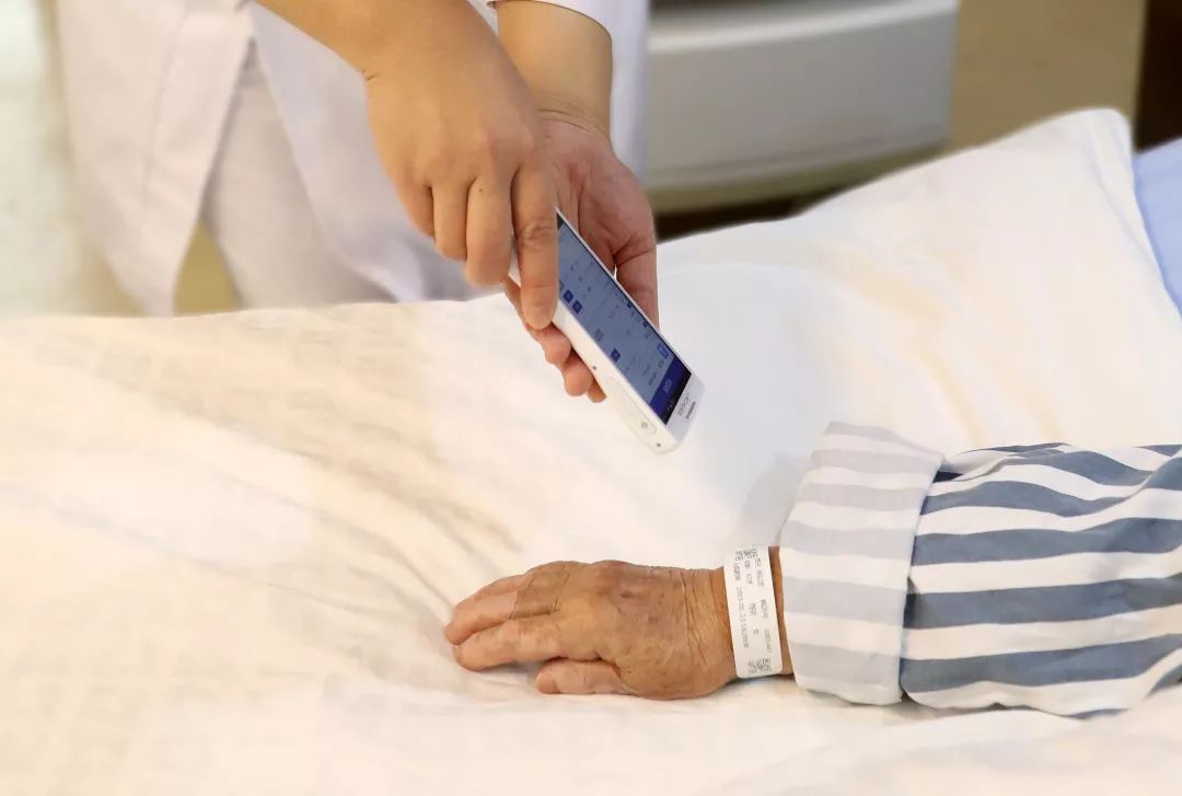 首發(fā)丨走進智慧病房，用科技托起生命的重量